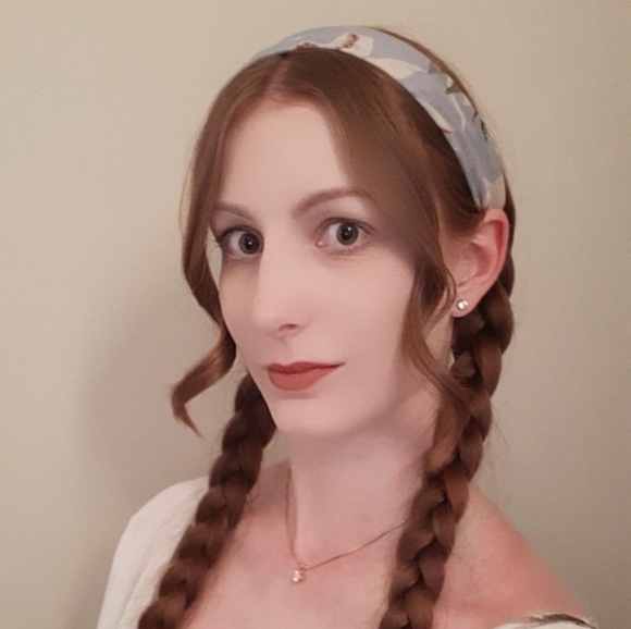 Profile Picture of Stephanie Palumbo (@thegreenfaery) on Poshmark
