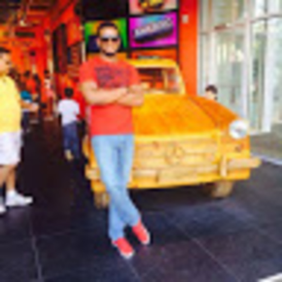 Profile Picture of Ivan Leonardo (@elperron16) on Poshmark