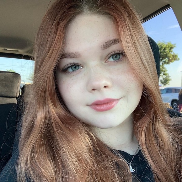 Profile Picture of Isabelle Meyer (@isabellem1109) on Poshmark