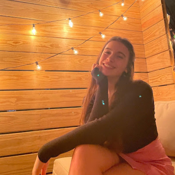 Harper Warrell - Poshmark Profile Picture of Harper Warrell (@harperwarrell) on Poshmark