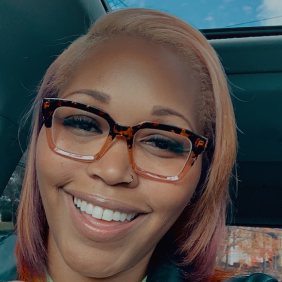 Profile Picture of Daniellea Valdez (@danielleavaldez) on Poshmark