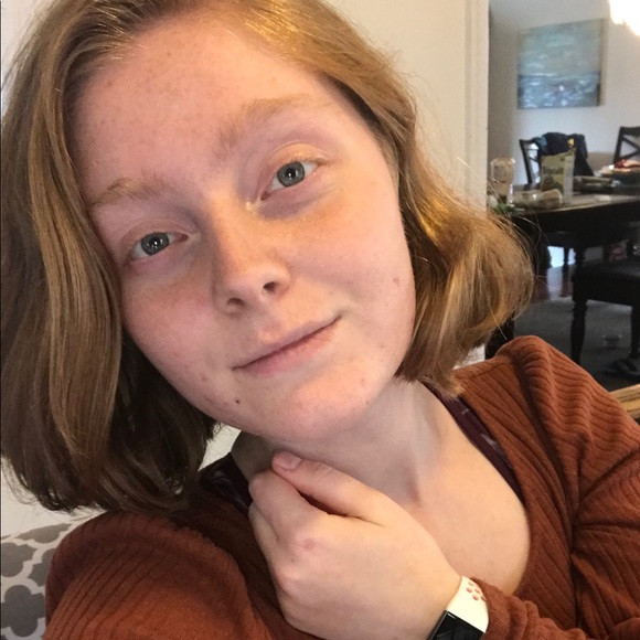 Profile Picture of Emma Selleck (@emmagselleck) on Poshmark