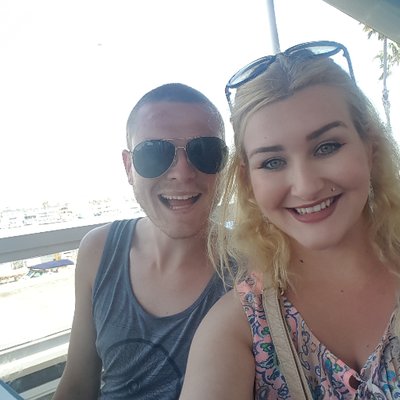 Profile Picture of Lara Reed (@Laraandderek) on Twitter