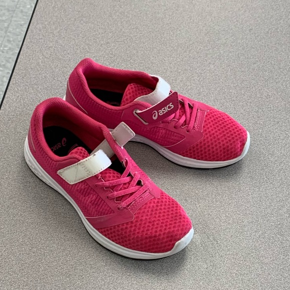 Profile Picture of Melanie Robert (@melaniedr1) on Poshmark