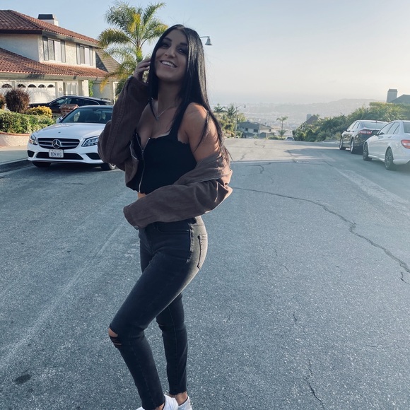 Profile Picture of Maddy Mooshagian (@maddymooshagian) on Poshmark
