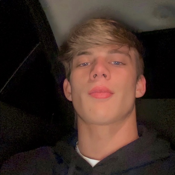 Profile Picture of Josh Hurt (@joshhurt762) on Poshmark