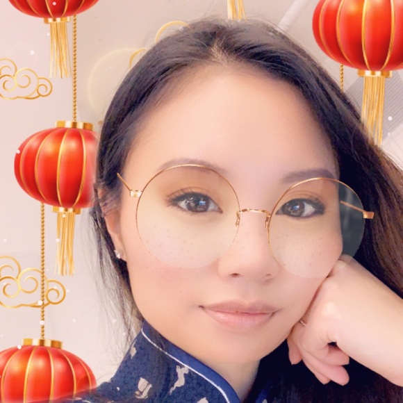 Profile Picture of Candice Tan (@croyaltea) on Poshmark