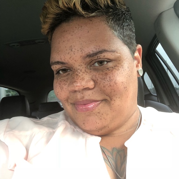 Profile Picture of Alicia Junious (@ajunious) on Poshmark