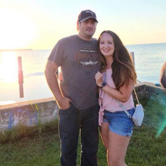 Profile Picture of Taylor Hemker (@taylorhemkerc) on Poshmark