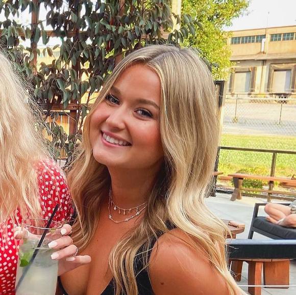 Julianne Rakowski - Poshmark Profile Picture of Julianne Rakowski (@rakowskij) on Poshmark