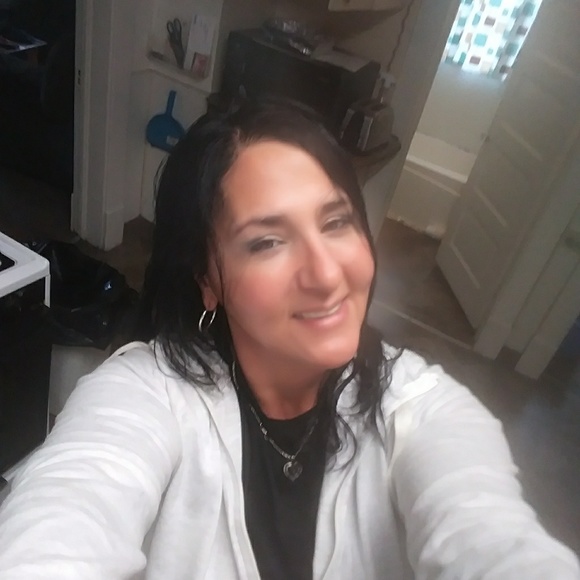 Profile Picture of Anna Palmentera (@annapalmentera) on Poshmark