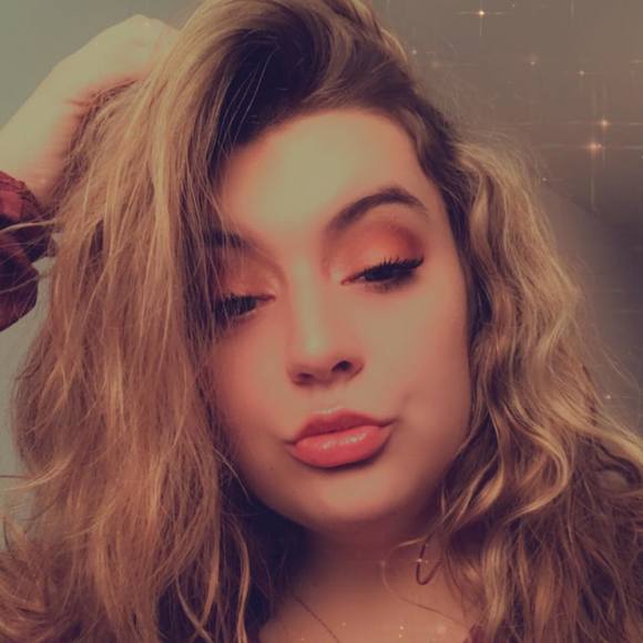 Profile Picture of Ryanne Wheaton (@ryannerenee) on Poshmark