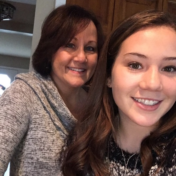 Profile Picture of Hannah Bates (@hannahbates08) on Poshmark