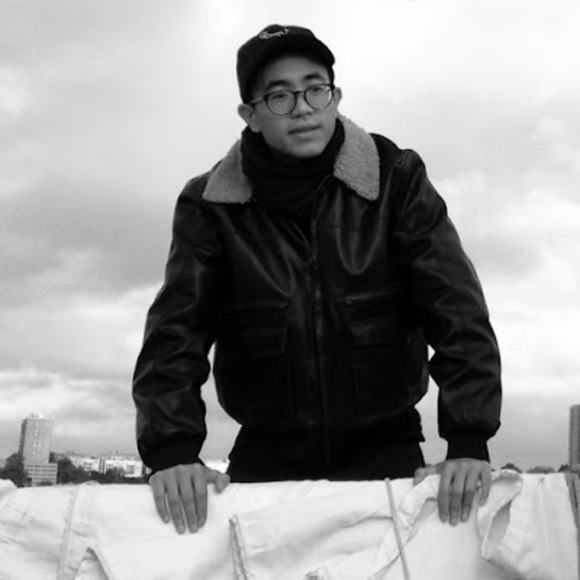 Profile Picture of Andrew Gladstone (@andrewgladstone) on Poshmark