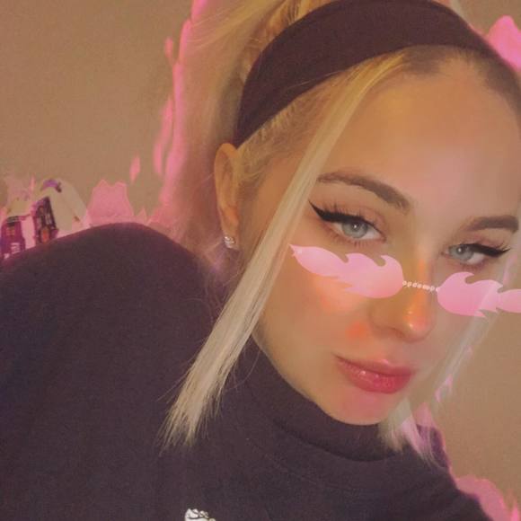 Profile Picture of Brianna Howbert (@bribrezzy) on Poshmark