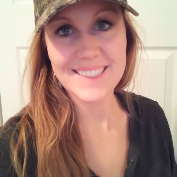 Profile Picture of Amy Hellyer (@hellyab) on Poshmark