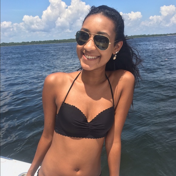 Profile Picture of Alexus Gaddis (@alexusg98) on Poshmark