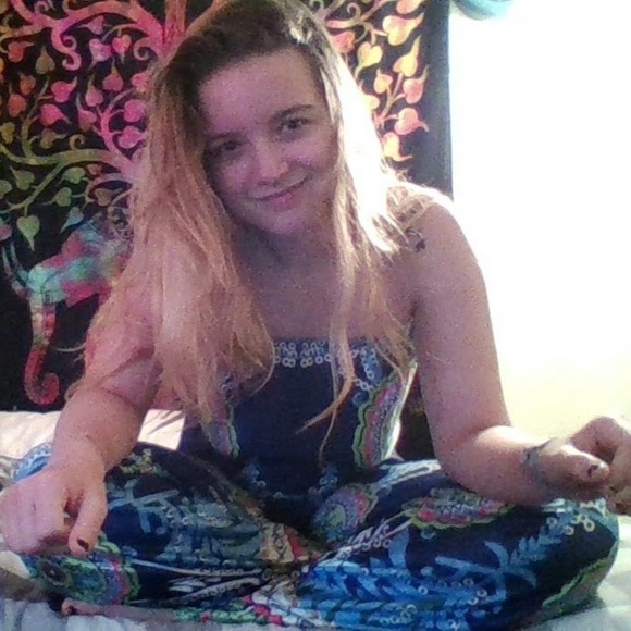 Profile Picture of Sierralyn Cadima (@sierralyncadima) on Poshmark