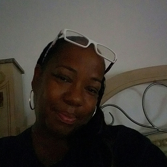 Profile Picture of Sharon Bates (@sdancingfeet) on Poshmark