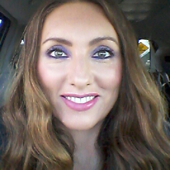 Profile Picture of Angi Elborno (@angikamila) on Poshmark