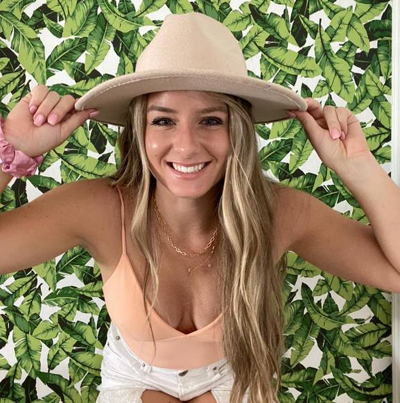 Profile Picture of Breanna Fleschner (@breannaruth) on Poshmark