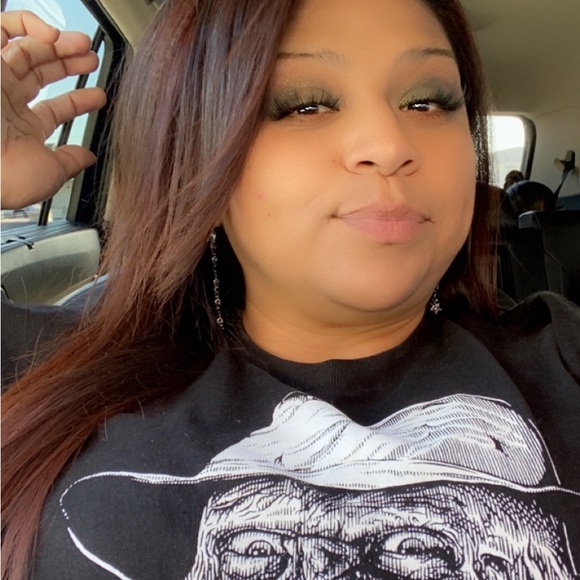 Profile Picture of Misty Flores (@mistybluu1980) on Poshmark
