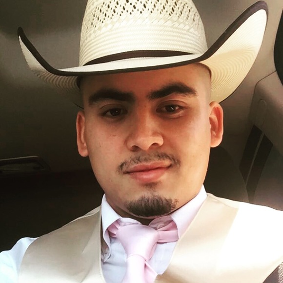 Profile Picture of Edwin Carrillo (@win_2016) on Poshmark