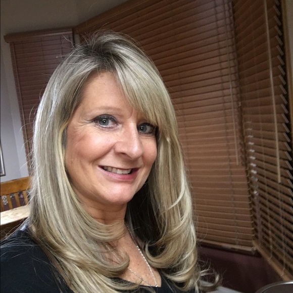 Laurie Hennager - Poshmark Profile Picture of Laurie Hennager (@lhennager) on Poshmark