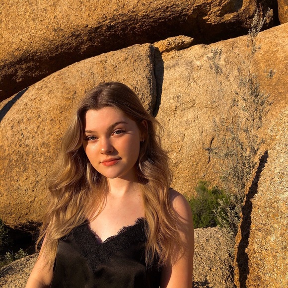 Profile Picture of Elise Lykken (@elykken) on Poshmark