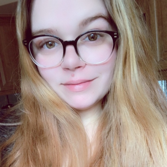 Profile Picture of Loren Gardner (@loelizag629) on Poshmark