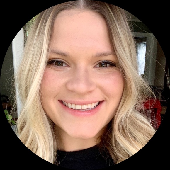 Profile Picture of Amber Makowski (@armakowski2) on Poshmark