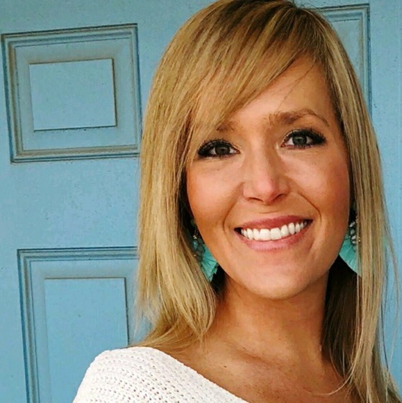 Profile Picture of Joanna Flowers (@joanna_flowers) on Poshmark