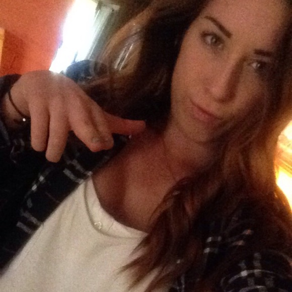 Profile Picture of Mikaela Martinez (@mikaelaaa_8) on Poshmark