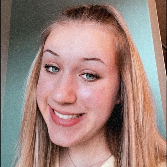 Profile Picture of Bri Rowoldt (@brirowoldt) on Poshmark