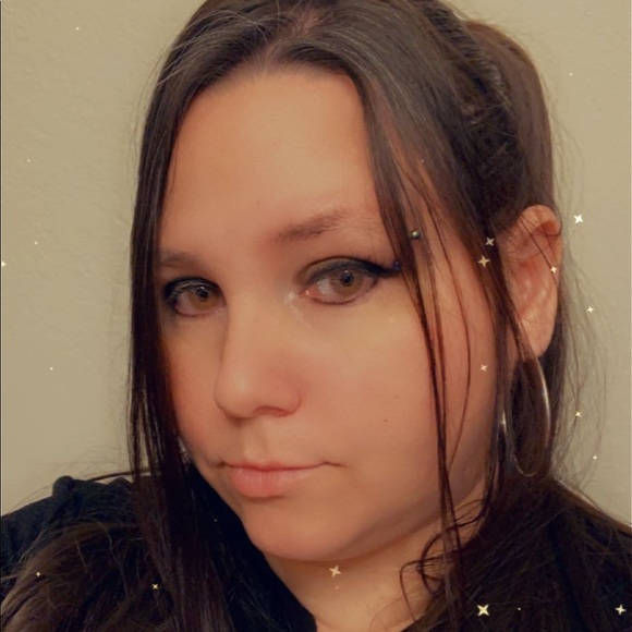 Profile Picture of Ruth Adamson (@ruthadamson) on Poshmark