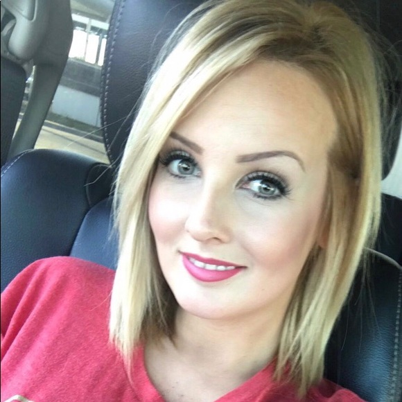 Profile Picture of Alicia Knopp (@ajade1985) on Poshmark