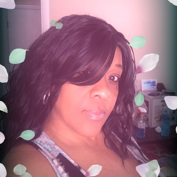 Profile Picture of Iris Fox (@ifox46) on Poshmark