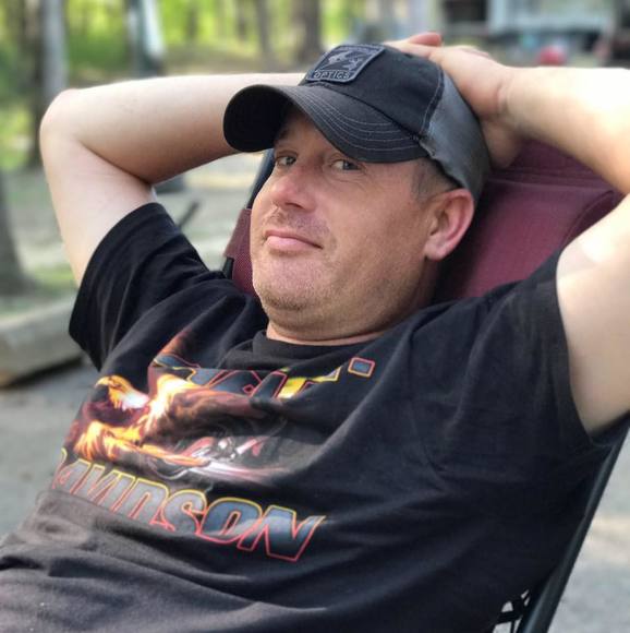 Profile Picture of Andrew Simpson (@andy671981) on Poshmark