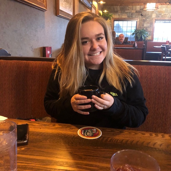 Profile Picture of Iz Gruby (@izzy_b_23) on Poshmark