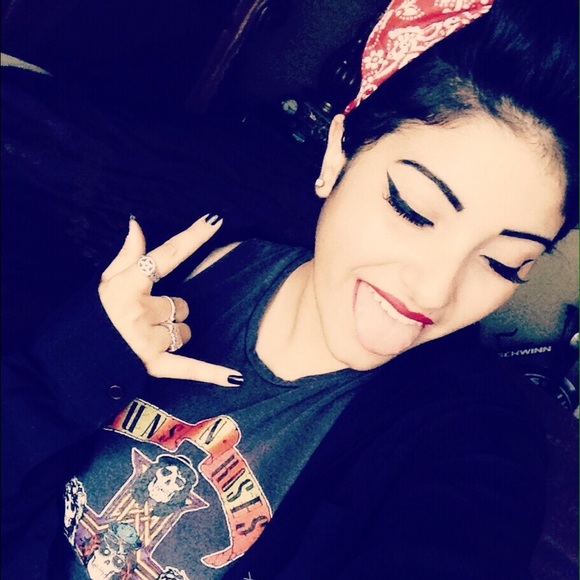 Profile Picture of Jessica Razor (@razorkisses) on Poshmark