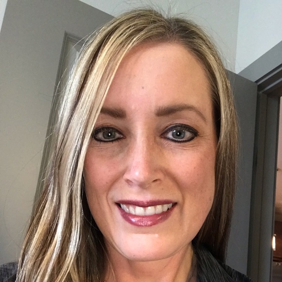 Profile Picture of Debbie Andrews (@debandrews728) on Poshmark