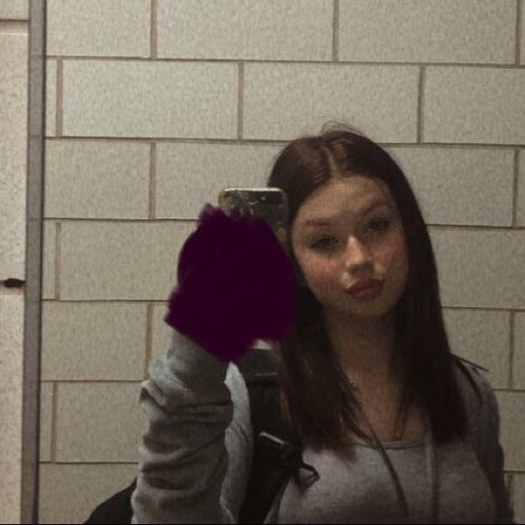 Profile Picture of Paige Chilvers (@paigechilvers) on Poshmark