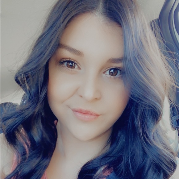 Profile Picture of Jordyn White (@jordynwhite542) on Poshmark