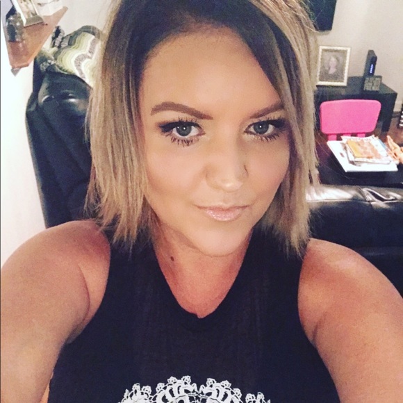 Profile Picture of Michelle Poore (@shellyp825) on Poshmark