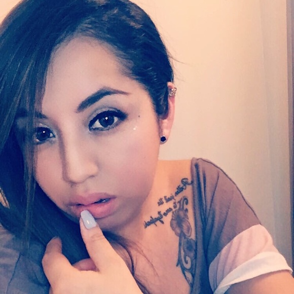 Profile Picture of Mirsha Hernandez (@mirshahernandez) on Poshmark