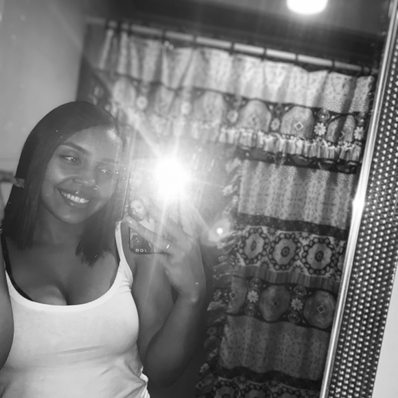 Profile Picture of Cynthia Pacheco (@cynthiapache384) on Poshmark