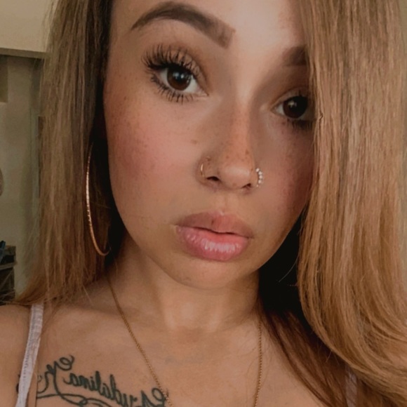 Profile Picture of Janel Bouson (@janellisette22) on Poshmark