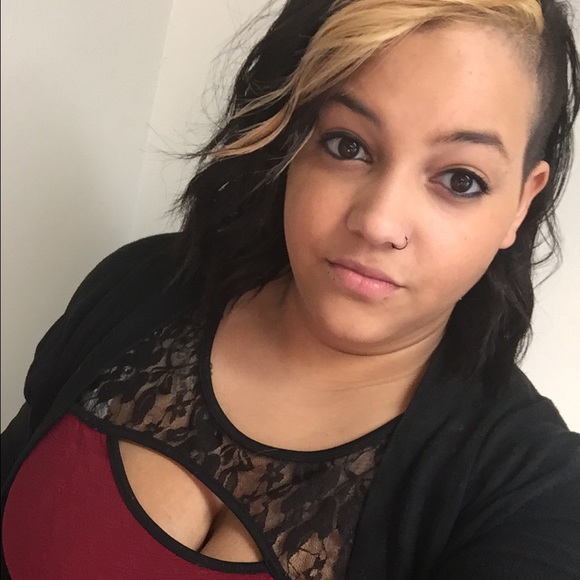 Profile Picture of Brianna Speaks (@brikaitlyn0829) on Poshmark
