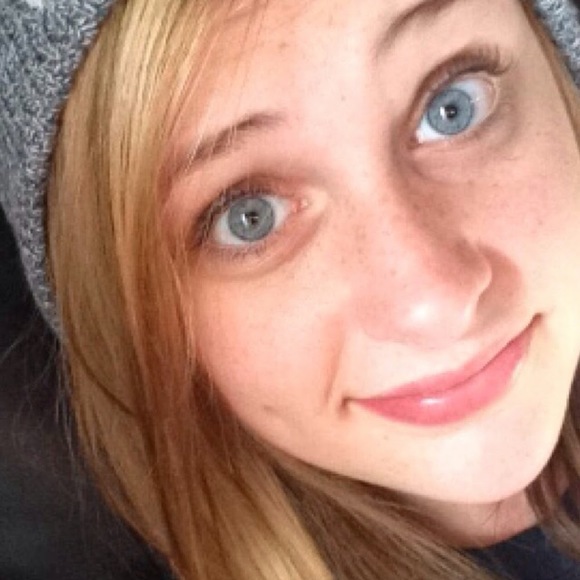 Profile Picture of Cassie Patenaude (@imcassiee) on Poshmark