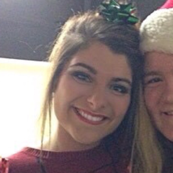 Profile Picture of Carlie Saxton (@carliesaxton) on Poshmark